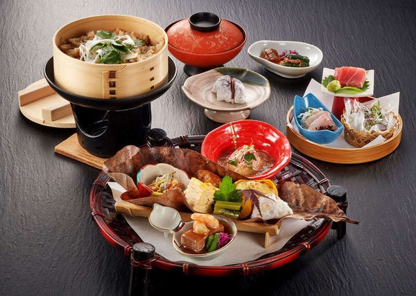 【山形県内発】 期間限定公開!二宮家バラ園と日本庭園& 情緒ある月岡温泉街歩きと割烹で味わうランチ会席「花嫁弁当」(日帰り)1